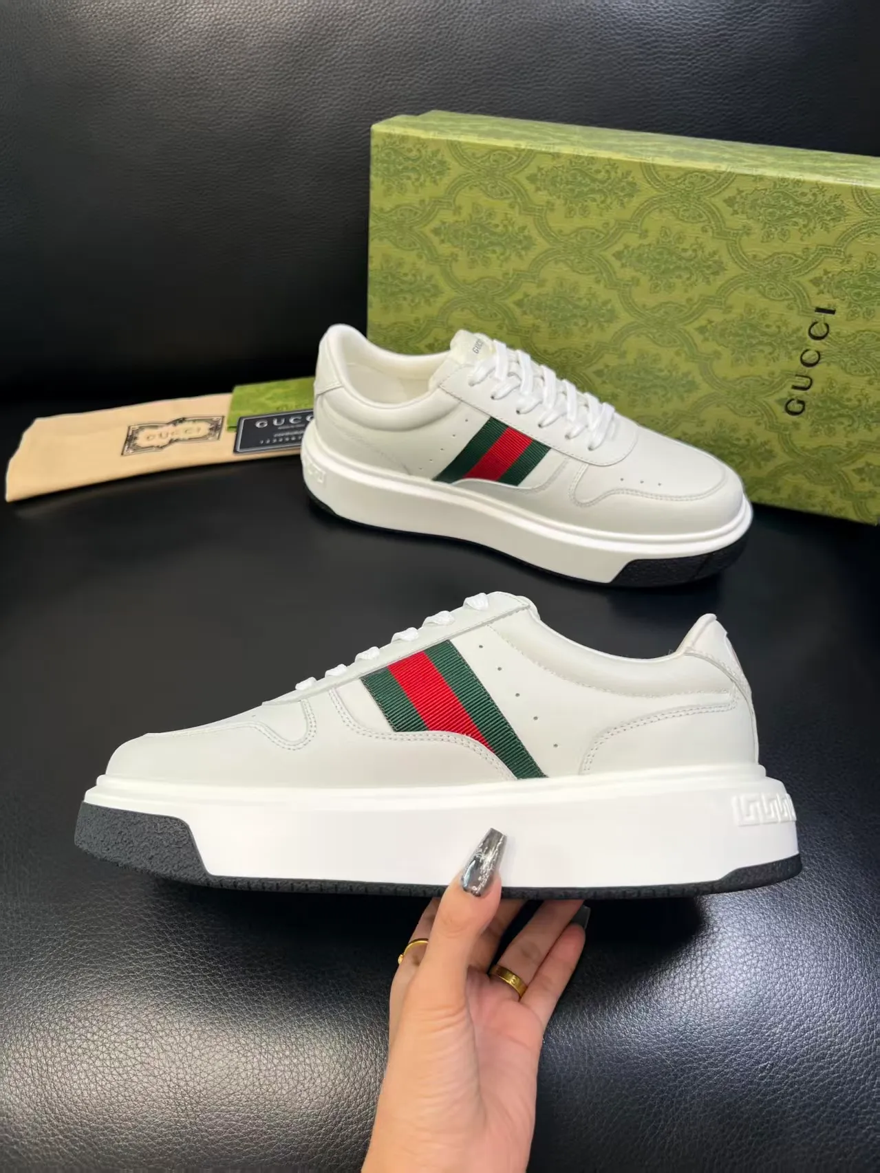 Factory price: 460💰. Gucci's new men's shoes GUCCI [Lightning] latest shoes are shipped. Original quality, fashionable, special materials, sheepskin lining, new packaging. The foot feels super comfortable and the workmanship is impeccable. Size: 38-44, customized 45
